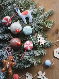 Les 4 Décorations Candy à Suspendre Rouge - Vertbaudet 9 Les 4 Décorations Candy à Suspendre Rouge - Vertbaudet -Produit Pour Bébé les 4 decorations candy a suspendre 3